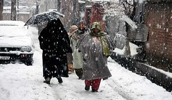 कश्मीर में ऊंचाई पर स्थित इलाकों में बर्फबारी, मैदानों में बारिश से तापमान में गिरावट